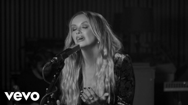 Carly Pearce – Show Me Around (Acoustic)