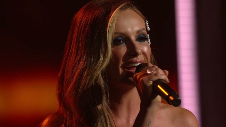 Carly Pearce, Ashley McBryde – Never Wanted To Be That Girl (Live from CMA Awards 2021)
