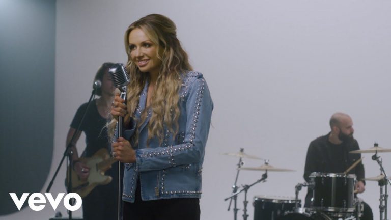 Carly Pearce – Heart’s Going Out Of Its Mind (The Studio Sessions)